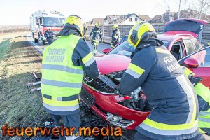 Pkw prallt auf der B35 gegen ein Brückengeländer (+Video)