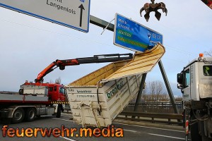 Container rammt auf der Donaubrücke einen Überkopfwegweiser (+Video)