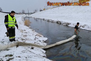 Feuerwehr errichtet Ölsperren im Kremsfluss (+Video)