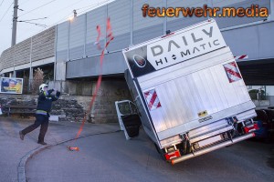 Klein-Lkw bleibt in einer Unterführung stecken (+Video)