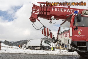 Müllpresswagen droht umzustürzen