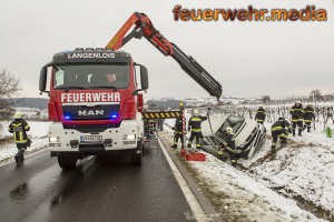 VW-Bus landet auf der Seite liegend im Straßengraben (+Video)