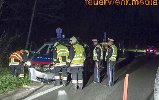 Polizeifahrzeug auf der B37 in Krems gerammt