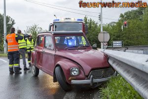 Oldtimer prallt gegen eine Leitschiene