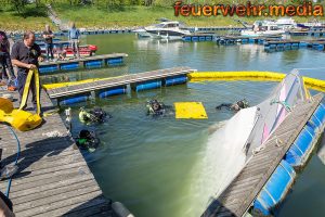 Feuerwehrtaucher bei Bootsbergung in Luberegg im Einsatz