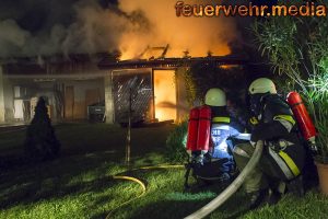 Nachbarhund meldet Vollbrand einer Garage in Altweidling