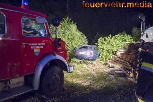 Pkw kommt von der B32 ab und stürzt in den Kamp