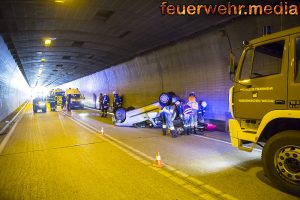 Fahrzeugüberschlag im Tunnel Dürnstein auf der B3