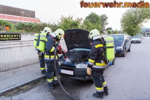 Pkw-Brand vor dem Hubschrauberlandeplatz des UKH Krems