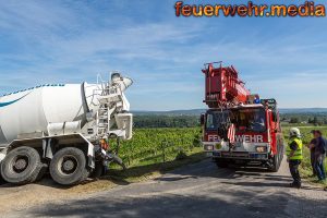 Betonmischwagen vor Absturz bewahrt