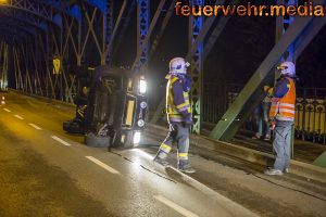 Geländewagen landet nach Unfall auf der Fahrerseite