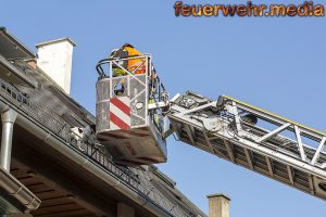 Hund auf Hausdach -> Rettung mittels Drehleiter