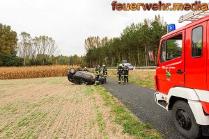 Pkw kommt von der Fahrbahn ab und landet am Dach in einem Acker