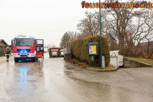 Brennender Grünschnittcontainer in einer Kleingartenanlage