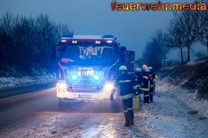 Zwei Pkw verunfallen auf der rutschigen B37 bei Dross