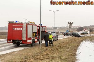 Pkw rutscht auf der eisigen L114 in den Straßengraben