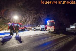 Eine Person nach Unfall auf der B33 unter dem Fahrzeug eingeklemmt