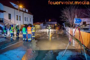 Wasserrohrbruch in der Landersdorfer Straße – Straße überschwemmt