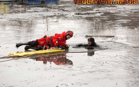 Rettung aus dem Eis - Feuerwehrübung im Kremser Yachthafen
