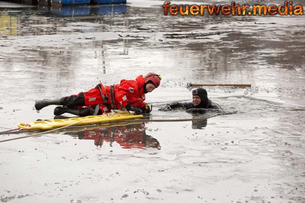 Rettung aus dem Eis – Feuerwehrübung im Kremser Yachthafen