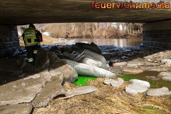 Grüner Kremsfluss – Besorgte Bürger alarmieren die Feuerwehr