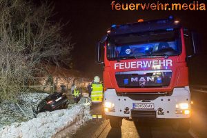 Pkw prallt gegen einen Betonschacht – Insassen unverletzt