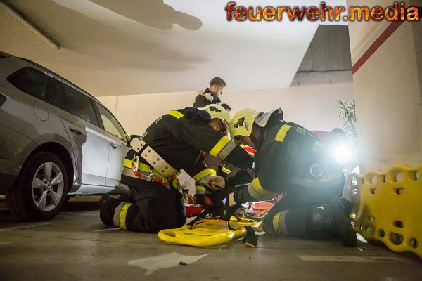 Absturz durch Schacht – Feuerwehr unterstützt Rettungsdienst
