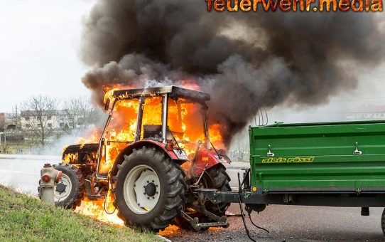 Traktor gerät während der Fahrt in Brand
