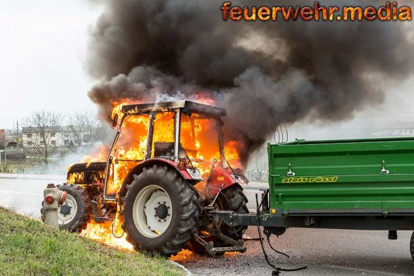 Traktor gerät während der Fahrt in Brand