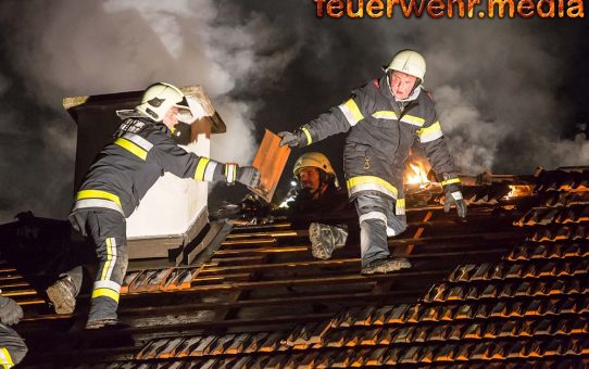 Dachstuhlbrand in Kammern - Fünf Feuerwehren im Einsatz