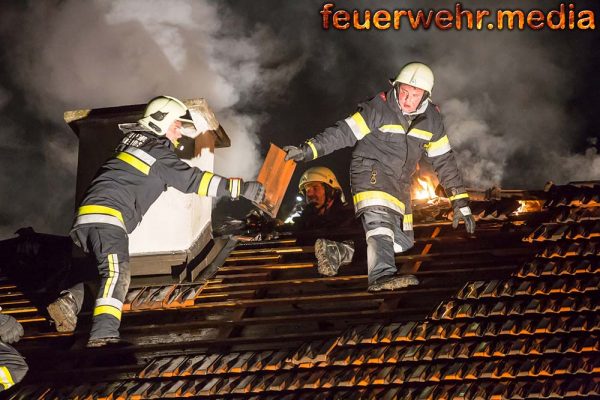 Dachstuhlbrand in Kammern – Fünf Feuerwehren im Einsatz