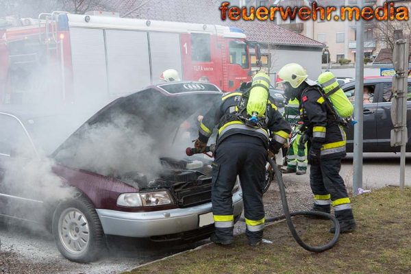 Pkw beginnt während der Fahrt zu brennen