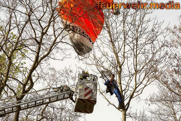 Fallschirmspringer am Flugplatz Krems-Langenlois von Baum gerettet