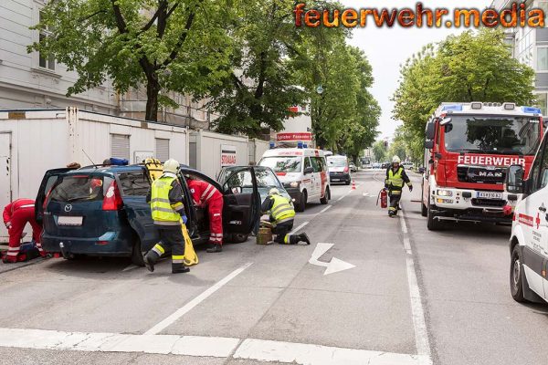 Feuerwehr und Rettungsdienst befreien eingeschlossene Person aus Unfallfahrzeug