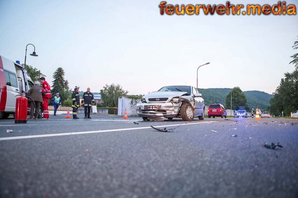 Mehrere Verletzte bei Unfall mit zwei Fahrzeugen auf der B33 bei Hundsheim
