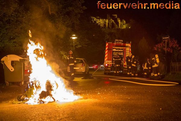 Brennender Papiercontainer am Rechpergplatz in Krems-Rehberg