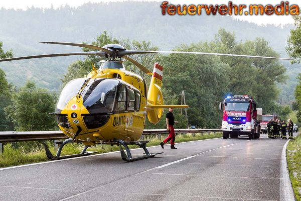 Schwerer Verkehrsunfall auf der B34 – Lenker im Wrack eingeklemmt