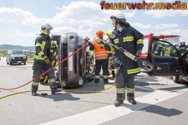 Schwerer Verkehrsunfall mit mehreren eingeklemmten Personen auf der B33