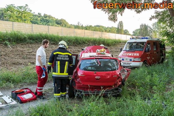 Pkw kommt von der B37a ab – Fahrzeugüberschlag