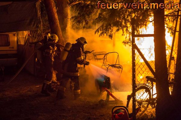 Gartenhütte in einem Schrebergarten in Vollbrand