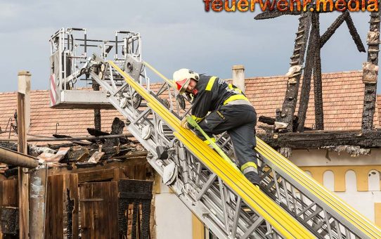 Nachlöscharbeiten nach Großbrand in Krems-Weinzierl