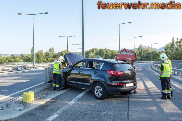 SUV prallt auf der B37 gegen einen Aufpralldämpfer