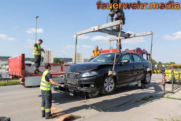 Kollision von zwei Fahrzeugen – Bergung mittels Kran