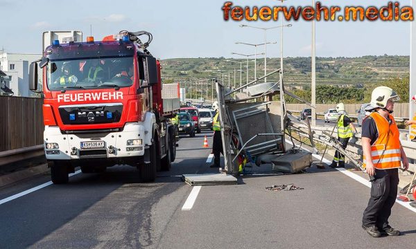 Anhänger mit Verkehrsleiteinrichtung auf der B37 gerammt