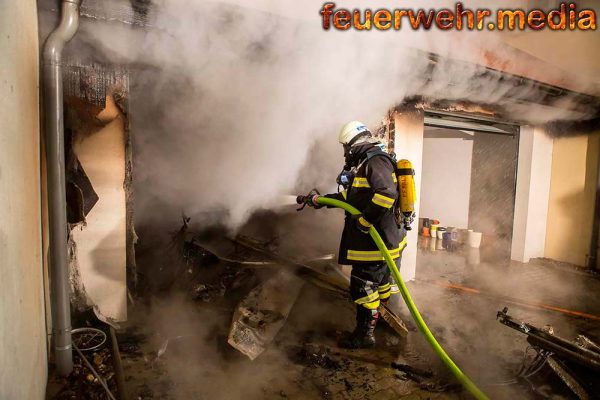 Garage nach explosionsartigem Knall in Vollbrand