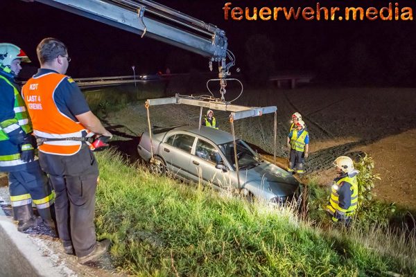 Pkw mittels Kran aus Straßengraben geborgen