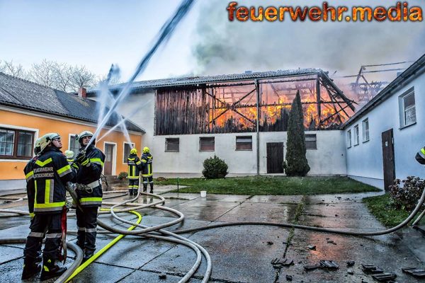 Wirtschaftsgebäude in Vollbrand – 60 Rinder gerettet