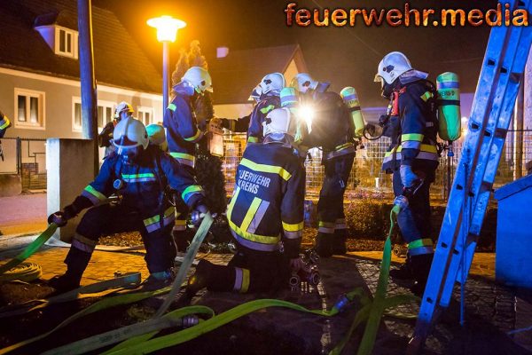 Bewohner flüchten bei nächtlichen Wohnungsbrand ins Freie