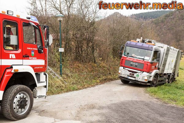 Abgerutschtes Müllsammelfahrzeug droht umzustürzen