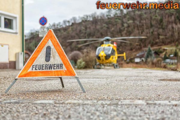 Bauarbeiter in einer Künette unter einem Felsbrocken eingeklemmt